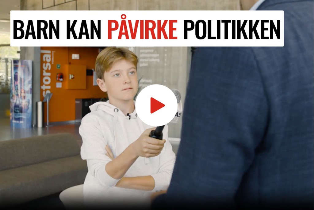 barneprogramleder intervjuer ordfører i Lindesneskommune med Barnas Valg-mikrofon med teksten "barn kan påvirke politikken"