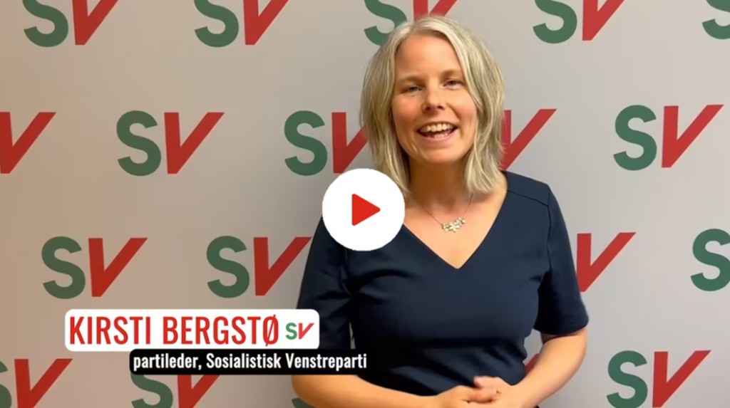 Partilederen i Sosialistisk Venstreparti, navnet i røde bokstaver "Kirsti Bergstø". Hun står foran en logovegg